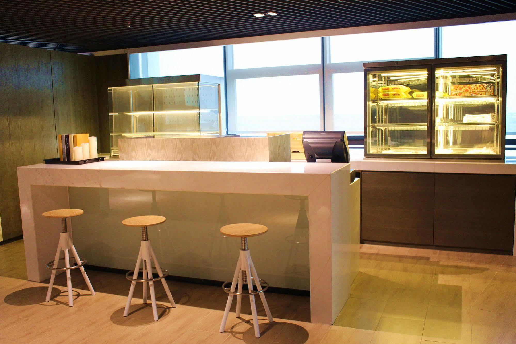 Отель Hyatt House Shenzhen Airport Экстерьер фото